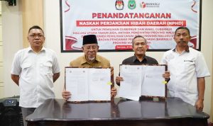 Gubernur Abdul Ghani Kasuna menandatangani NPHD bersama KPU dan Bawaslu Maluku Utara, Selasa (21/11/2023)