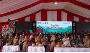 Walikota Tidore Kepulauan Capt H. Ali Ibrahim mendapat kehormatan didaulat untuk mewakili Gubernur Maluku Utara melakukan Launching Desa Antikorupsi ditandai dengan Pemukulan Tifa (1)