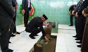 Walikota Tidore Kepulauan Capt. H. Ali Ibrahim, M.H melaksanakan Ziarah dan Doa bersama di Makam Pahlawan Sultan Nuku dalam rangkaian Peringatan Hari Pahlawan Tahun 2023 di Kelurahan Soasio, Kot