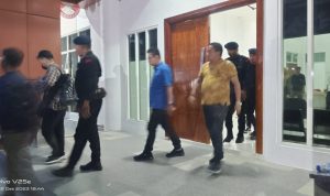 Kepala BPKAD Malut Ahmad Purbaya (kemeja biru) usai diperiksa penyidik KPK di Kantor BPKAD Maluku Utara di Sofifi, Jumat (22/12/2023)