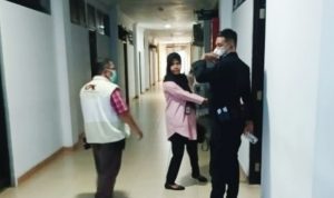 Salah satu foto yang berhasil diambil. Tampak penyidik KPK menggeledah ruang kerja kepala BPBJ Maluku Utara, Jumat (22/12/2023)