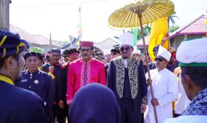 Staf Ahli Walikota Tikep Marjan Djumati (kanan) dan Sultan Tidore H. Husain Alting Syah (kiri) menghadiri puncak perayaan Hari Jadi Akelamo ke 16, Rabu (10/01/2024)