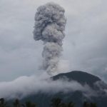 Gunung Ibu Halmahera Barat erupsi