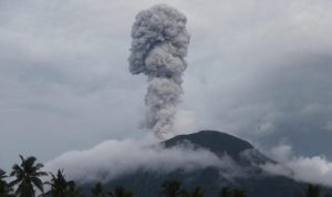 Gunung Ibu Halmahera Barat erupsi