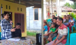 Anggota DPRD Malut Maria Deabora Tongo Tongo saat menggelar reses di Desa Kusuri, Halmahera Utara, Kamis (01/02/2024)