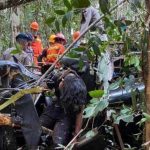 Evakuasi korban jatuhnya Helikopter Bell 429 PK-WSW di hutan Halmahera. (Foto. Ist.)