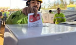 Foto karyawan Harita Nickel memberikan hak suara di TPS Khusus, Rabu (14/2/2024)