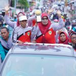 Suasana Arak-arakan Piala Adipura ke 10 yang dibawa langsung oleh Pasukan laskar Sogoroho Gam menuju Kantor Walikota untuk diserahkan langsung kepada Wakil Walikota Tidore Kepulauan, Kamis (8/3/2024)