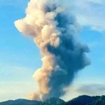 Tangkapan layar kamera CCTV, kolom abu vulkanik membumbung ke langit keluar dari kawah Gunung Dukono di Kabupaten Halmahera Utara (Halut), Provinsi Maluku Utara (Malut), (Foto: PVMBG)