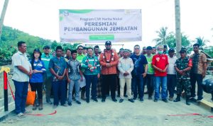 Foto peresmian jembatan Desa Soligi oleh Bupati Halmahera Selatan, Hasan Ali Bassam Kasuba, yang dibangun Harita Nickel.