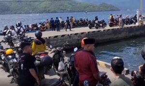 Antrian panjang penumpang yang hendak menyebrang dengan membawa kenderaan roda dua dari Pelabuhan Bastiong Ternate ke Rum Tidore, Kamis (11/4/2024)