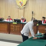 Mantan Kadis PUPR Maluku Utara, Daud Ismail saat Konsultasi dengan PH di Sidang Putusan Kasus OTT Mantan Gubernur Malut, [Foto. Ist.)