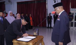 Walikota Tidore Kepulauan Capt. H. Ali Ibrahim (Kanan) membacakan Naskah Pelantikan Pada Upacara Pelantikan dan Pengambilan Sumpah Jabatan di Aula Sultan Nuku, Jumat 31 Mei 2024.