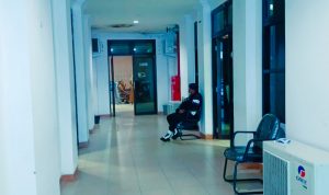 Tampak salah seorang anggota Brimob dari Polda Malut mengawal pintu masuk kantor Dinas ESDM Provinsi Maluku Utara saat proses penggeladahan berlangsung