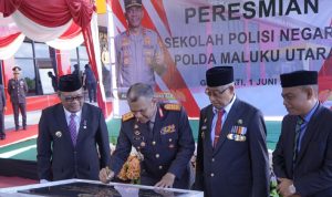 Penandatanganan Prasasti oleh Kapolda Maluku Utara sebagai penanda Peresmian SPN Polda Malut di Kelurahan Gurabati Kota Tidore Kepulauan.