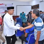 Wali Kota Tidore Kepulauan Capt H. Ali Ibrahim saat Penyerahan menerima bantuan sarana usaha kepada Pelaku UMK.