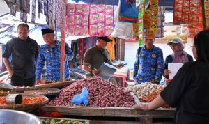 Tim Pengendalian Inflasi Daerah (TPID) Kota Tidore Kepulauan Sidak Pasar Galala untuk Meninjau Perkembangan Stok dan Harga Kebutuhan Pokok sekaligus tinjau ketersediaan pupuk bersubsidi di Galala, Oba Utara