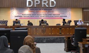 Walikota Tidore Kepulauan Capt. H. Ali Ibrahim,MH menghadiri Rapat Paripurna ke 12 tentang Pandangan Umum Fraksi DPRD terhahadap Ranperda RPJPD Kota Tidore Tahun 2025-2045 di Gedung DPRD.