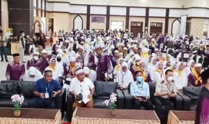 Plh. Sekretaris Daerah Kota Tidore Kepulauan, Drs. Yakub Husain, M.Si foto bersama dengan ketua rombongan jamaah haji Kota Tidore Kepulauan usai acara penerimaan Jamaah Haji kloter 11 di Aula Asrama Haji Sudi.