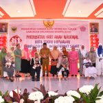 Pemberian tetes polio oleh Petugas Kesehatan Puskesmas Soasio kepada Perwakilan 5 orang anak, disaksikan langsung oleh Sekretaris Daerah Kota Tidore Kepulauan Ismail Dukomalamo