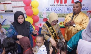 Bunda Pendidikan Anak Usia Dini (PAUD) Kota Tidore Kepulauan Hj. Safia Ali Ibrahim bersama Ketua Pokja Bunda PAUD Hj Rahmawati Muhammad Sinen melakukan Program Bunda Menyapa Pada Masa Pengenalan Lingkungan Sekolah