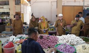 Tim Pengendalian Inflasi Daerah (TPID) Kota Tidore Kepulauan tinjau Perkembangan Harga dan Stok Kebutuhan Pokok di Pasar Gosalaha, Kota Tidore Kepulauan, Selasa (16/7/2024)