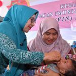 Ketua TP-PKK Kota Tidore Kepulauan Hj. Safia Ali Ibrahim memberikan Tetes Polio Pada Pekan Imunisasi Nasional (PIN) serentak di Kelurahan Tongowai Kecamatan Tidore Selatan, Selasa (2372024).