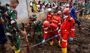 Tim Rescue Harita Nickel melakukan proses pencarian Korban Banjir Bandang, Kelurahan Rua, Kota Ternate