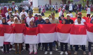 Sekretaris Daerah Ismail Dukomalamo menyerahkan Bendera Merah Putih kepada Masyarakat.