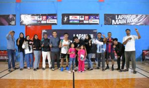 Asisten Sekda Bidang Pemerintahan dan Kesra Syofyan Saraha bersama Tim Ganda Putra Setda dan Para Suporter Setda.