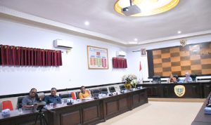 Staf Ahli Walikota Bidang Ekonomi, Pembangunan, dan Keuangan Abdul Hakim Adjam bersama Tim TPID Kota Tidore Kepulauan mengikuti Rakor Inflasi Daerah secara virtual, di Ruang Rapat Wali Kota, Senin (12082024).jpeg