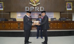 Penyerahan naskah keputusan DPRD oleh Ketua DPRD kepada Wali Kota Tidore.