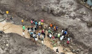 Petugas SAR gabungan melakukan proses pencarian dan evakuasi warga korban banjir bandang di Kecamatan Rua, Ternate, Maluku Utara, Minggu (25/8). (Sumber : Antara)