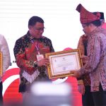 Sekretaris Daerah Kota Tidore Kepulauan H Ismail Dukomalamo, menerima Penghargaan dari Kemendagri atas Dukungannya Dalam rangka pembagian 10 juta Bendera Merah Putih pada Tahun 2024. Sabtu (3182025).