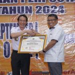 Sekretaris Daerah Kota Tidore Kepulauan, Ismail Dukomalamo mewakili Walikota menerima penghargaan Kemkumham Wilayah Maluku Utara yang diserahkan oleh Kepala Pusat Pembudayaan Pusat, Sofyan (tengah).