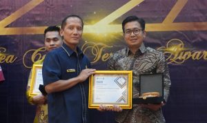 Kepala Kantor Harita Nickel Perwakilan Ternate, Dedi Hermansyah, saat menerima penghargaan Bea Cukai Ternate Award 2024 dari Kakanwil Ditjen Perbendaharaan Provinsi Maluku Utara, Tunas Agung Jiwa Brata