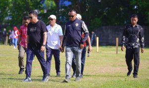 Wakil Walikota Tidore Kepulauan, Muhammad Sinen, SE bersama Sekretaris Daerah Kota Tidore Kepulauan H. Ismail Dukomalamo, S.Pd, MM meninjau Kerja Bakti di Stadion Marimoi