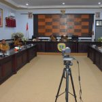 Asisten Sekda Bidang Perekonomian dan Pembangunan Taher Husaen didampingi Staf Ahli Wali Kota Bidang Ekonomi Pembangunan dan Keuangan Abdul Hakim Adjam mengikuti Rakor Inflasi Daerah Mingguan.