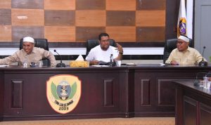 Asisten Sekda Bidang Pemerintahan dan Kesra DR. Syofyan Saraha, M.Si Memimpin Rapat pembentukan panitia hari kesaktian pancasila di ruang rapat Wali Kota, Jumat (1392025).