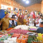 Staf Ahli Bidang Ekonomi, Pembangunan dan Keuangan Abdul Hakim Adjam didampingi Plt Kepala Dinas Peindagkop dan UKM Kota Tidore Selvia M Nur dan Kepala Bagian Ekonomi Setda Kota Tidore Nurlaili Yasin lauan sidak pasar.