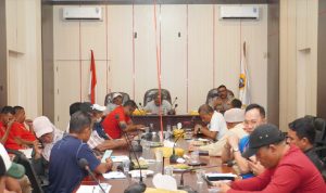 Asisten Sekda Bidang Administrasi Umum Yakub Husain memimpin rapat Finalisasi Liga Elit Pro Akademi (EPA) Bersama Polresta Tidore di ruang rapat sekda, kamis (9262025).