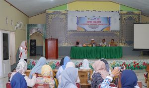Asisten Sekda Bidang Perekonomian dan Pembangunan H. Taher Husain, S.IP (kiri) menyampaikan arahan Pada Rapat Evaluasi Tim Percepatan Penurunan Stunting (TPPS) Tingkat Kecamatan di Aula Kantor Tidore.