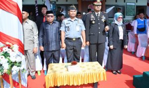 Asisten Sekda Bidang Administrasi Umum Yakub Husain (Kedua Kanan) mengikuti Upacara Peringatan Hari Ulang Tahun (HUT) Ke-79 TNI Tahun 2024 di Lapangan Makodim 1505Tidore, Sabtu (05102024).