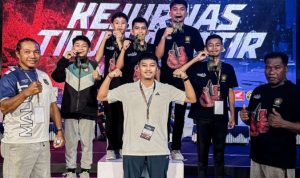 Pengalungan Medali Emas Kelas 52 Kg School Boys Oleh Menejer Team Malut, Wahyu Firmansyah. (Foto: Pertina Malut).