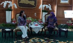 Gubernur Jawa Timur, Khofifah Indar Parawansa dan dengan Gubernur Malut, Sherly Tjoanda Laos, dalam Pertemuan antara di Gedung Negara Grahadi Surabaya pada Jumat (27/2/2026). [Foto. Ist)
