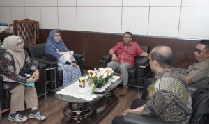 Sekda Kota Tidore Ismail Dukomalamo saat berbincang dengan Tim BPOM Maluku Utara di ruang kerjanya, Kamis (11/6/2026).