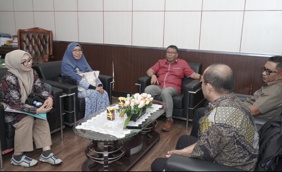 Sekda Kota Tidore Ismail Dukomalamo saat berbincang dengan Tim BPOM Maluku Utara di ruang kerjanya, Kamis (11/6/2026).